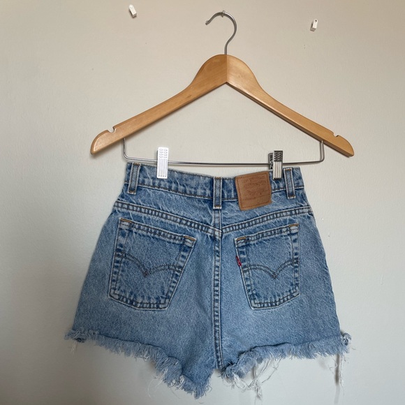 Levi’s Denim Cut-Off Shorte - Picture 2 of 3